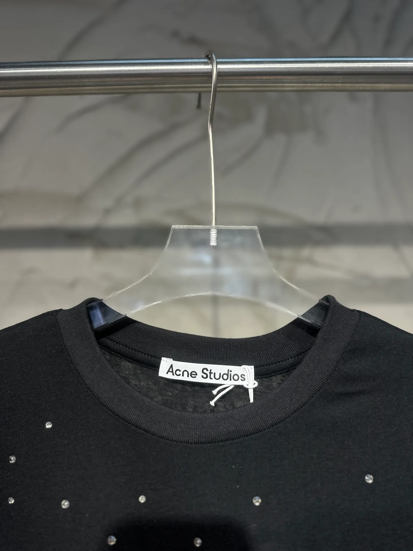 Acne Studios New Arrival North America Limited Laser Silver Silver Series Long Sleeve Hot Diamond T-Shirt Acne Studios Highest Edition Long Sleeve Series Long Sleeve T-shirt is one that you can’t help but love. The long-sleeved T os version is not picky. The snowflake cotton fabric feels soft and smooth and is not easy to wash. The fabric has been treated so it is stronger than the Quality counter. It can be used as sun protection clothing in summer. The same fabric as the original version is relatively thin. The feel and count are in place. The fried yellowing effect is cool. The printing effect is also in place. Details are online for comparison. 1 color and four sizes #long-sleeved T-shirt # #acne Color: White Black Size: S M LXL